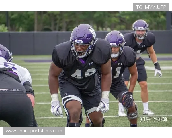 瑞格利球场举办大学橄榄球赛:西北大学38-35击败对手,古老棒球场焕发新活力