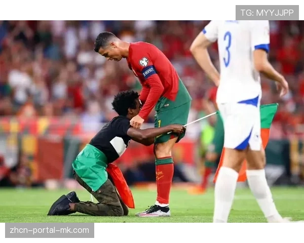 塞维利亚训练课重点演练边中结合,恩内斯里加练头球攻门