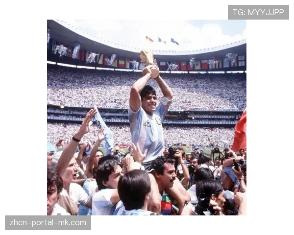 颁奖仪式，梅西身披黑纱捧起大力神杯，致敬马拉多纳